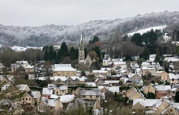 比北极还冷! 英国暴雪后 居民开门惊见“雪门”!