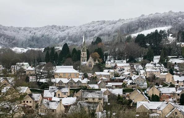 比北极还冷! 英国暴雪后 居民开门惊见“雪门”!