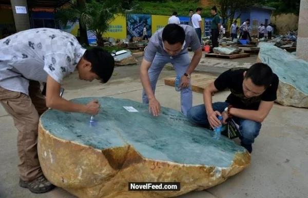 男子花1000万买来一块翡翠石 一刀切下去傻眼了!里面竟然是…