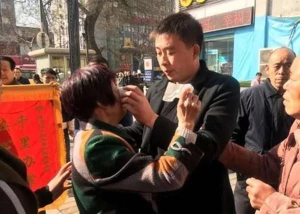 儿子走失后 大妈在医院当“卧底” 一待就是29年…终于在今年 成功和儿子重逢!