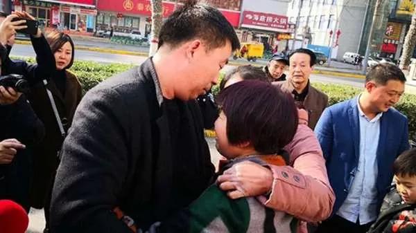儿子走失后 大妈在医院当“卧底” 一待就是29年…终于在今年 成功和儿子重逢!