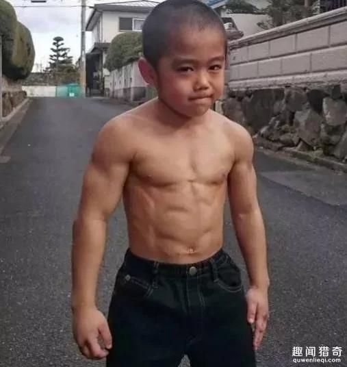 日本7岁男孩疯狂痴迷李小龙 每个动作都模仿到极致