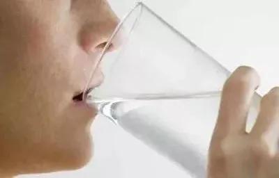 你还在这样喝水吗?一个重大疾病已经向你靠近