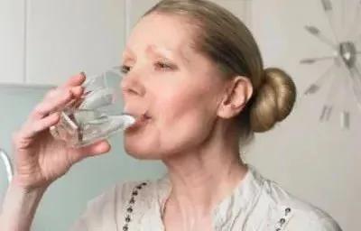 你还在这样喝水吗?一个重大疾病已经向你靠近