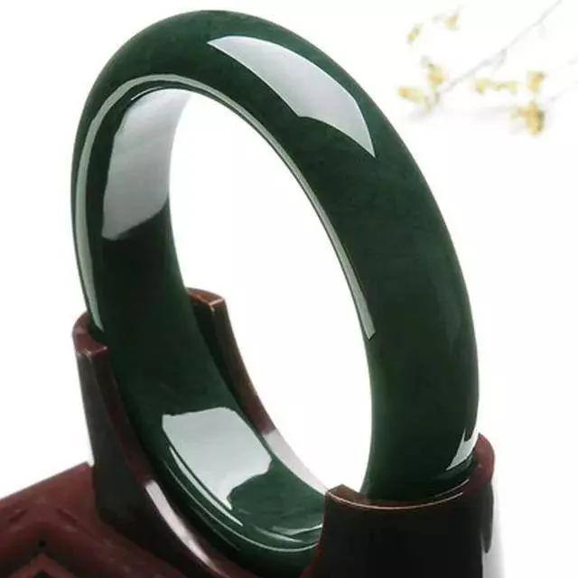 心理测试:5种颜色玉镯你选哪个 测你是什么命?