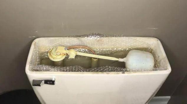 包裹里的气泡垫别扔掉啦!简单剪两下放鞋子里还能这么实用 现在知道还不晚