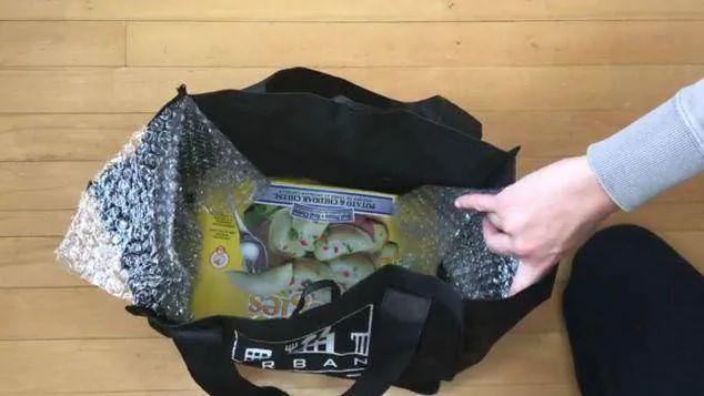 包裹里的气泡垫别扔掉啦!简单剪两下放鞋子里还能这么实用 现在知道还不晚