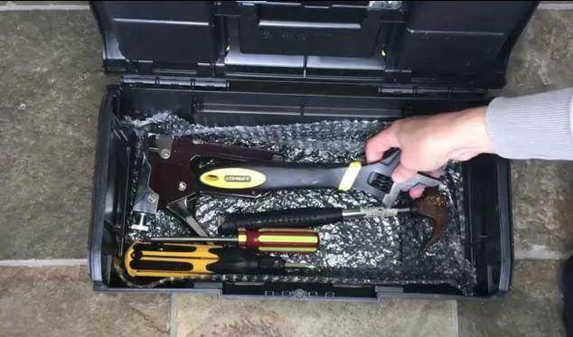包裹里的气泡垫别扔掉啦!简单剪两下放鞋子里还能这么实用 现在知道还不晚
