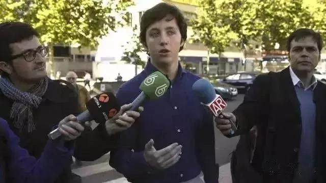 太牛了!这家伙靠蹭合影 成了职业骗子界的翘楚