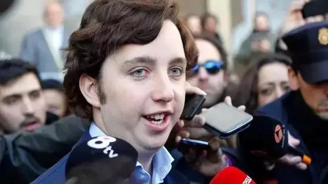 太牛了!这家伙靠蹭合影 成了职业骗子界的翘楚