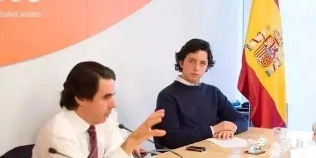 太牛了!这家伙靠蹭合影 成了职业骗子界的翘楚