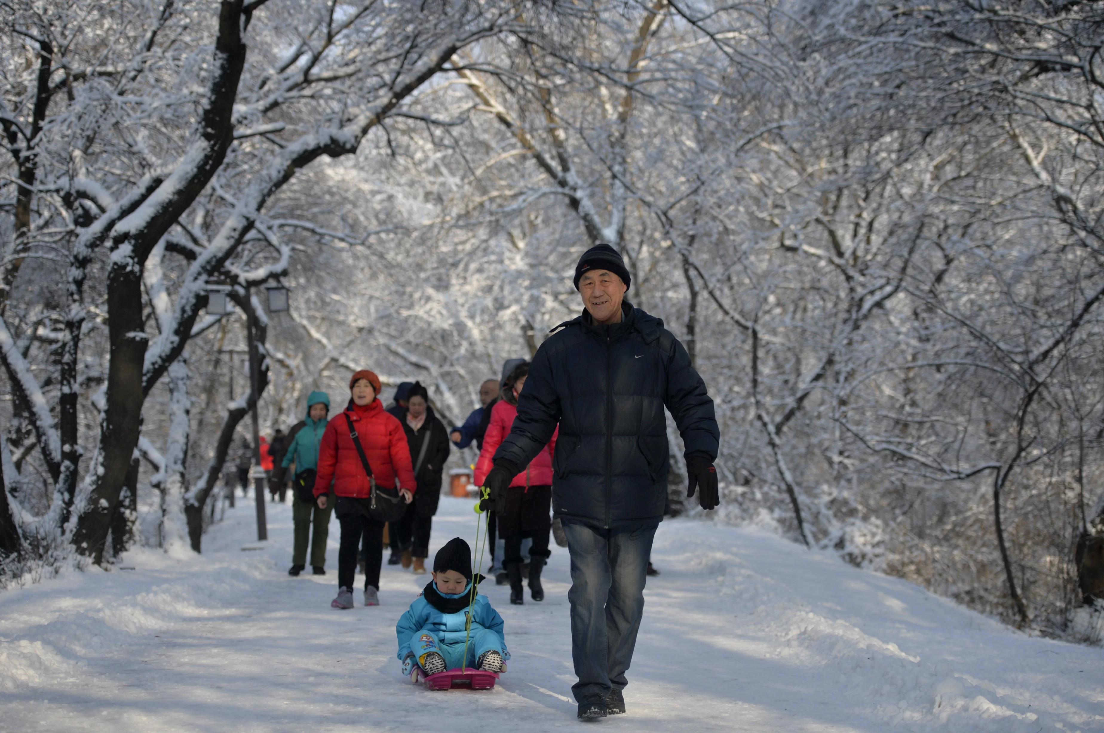 东北大雪喜人:大妈穿泳装雪地“撒欢”!