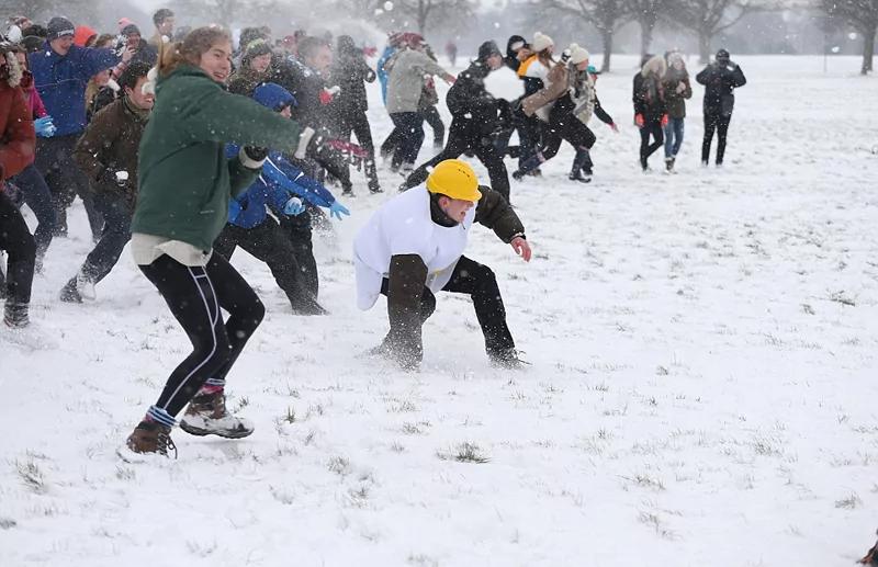英国遇“超级暴雪” 300人打雪仗 嗨翻天!