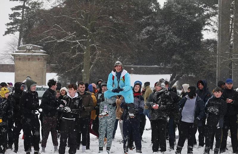 英国遇“超级暴雪” 300人打雪仗 嗨翻天!