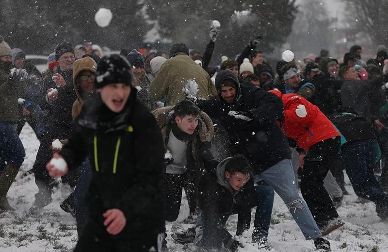 英国遇“超级暴雪” 300人打雪仗 嗨翻天!