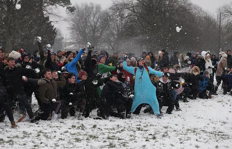 英国遇“超级暴雪” 300人打雪仗 嗨翻天!