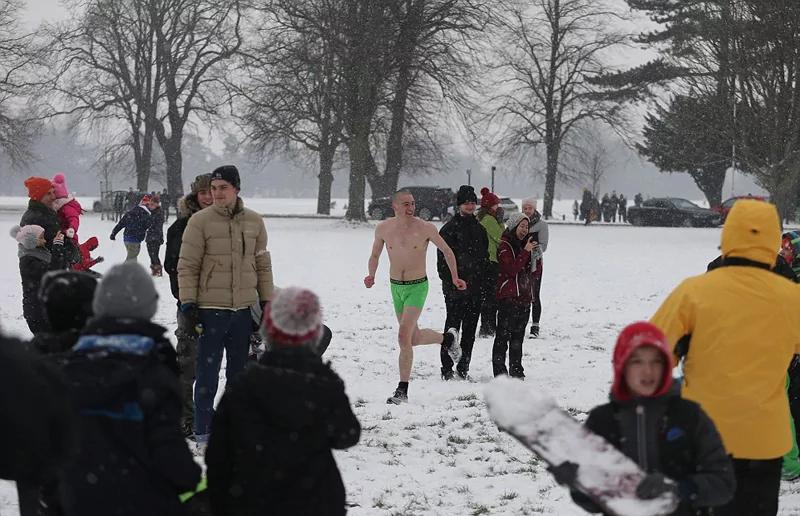 英国遇“超级暴雪” 300人打雪仗 嗨翻天!