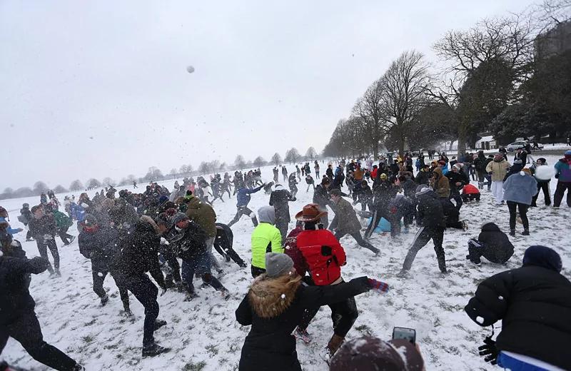 英国遇“超级暴雪” 300人打雪仗 嗨翻天!