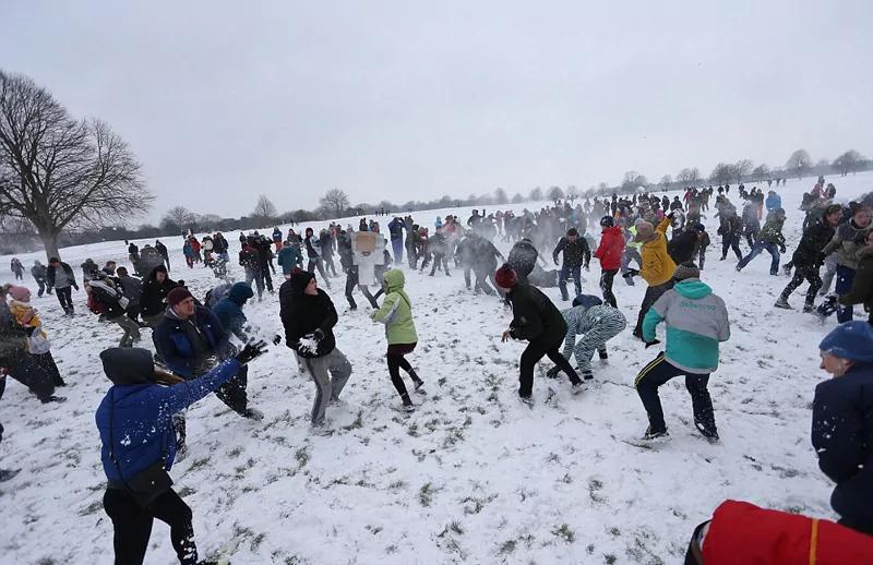 英国遇“超级暴雪” 300人打雪仗 嗨翻天!