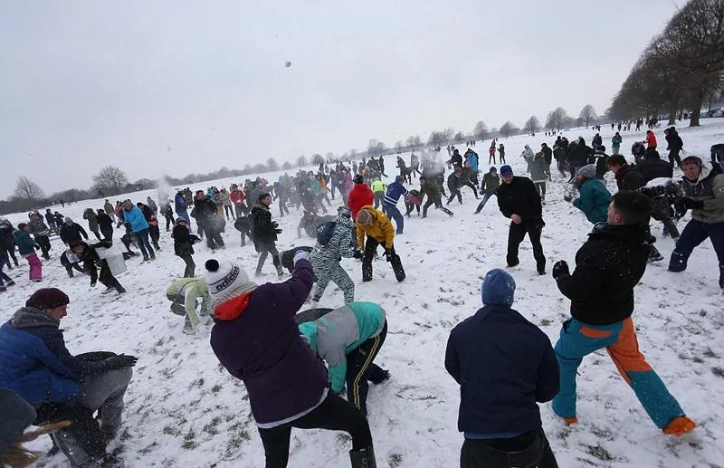 英国遇“超级暴雪” 300人打雪仗 嗨翻天!