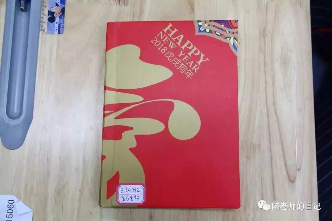 看了小学生晒的书皮 妈妈吐槽:受到了10000点伤害