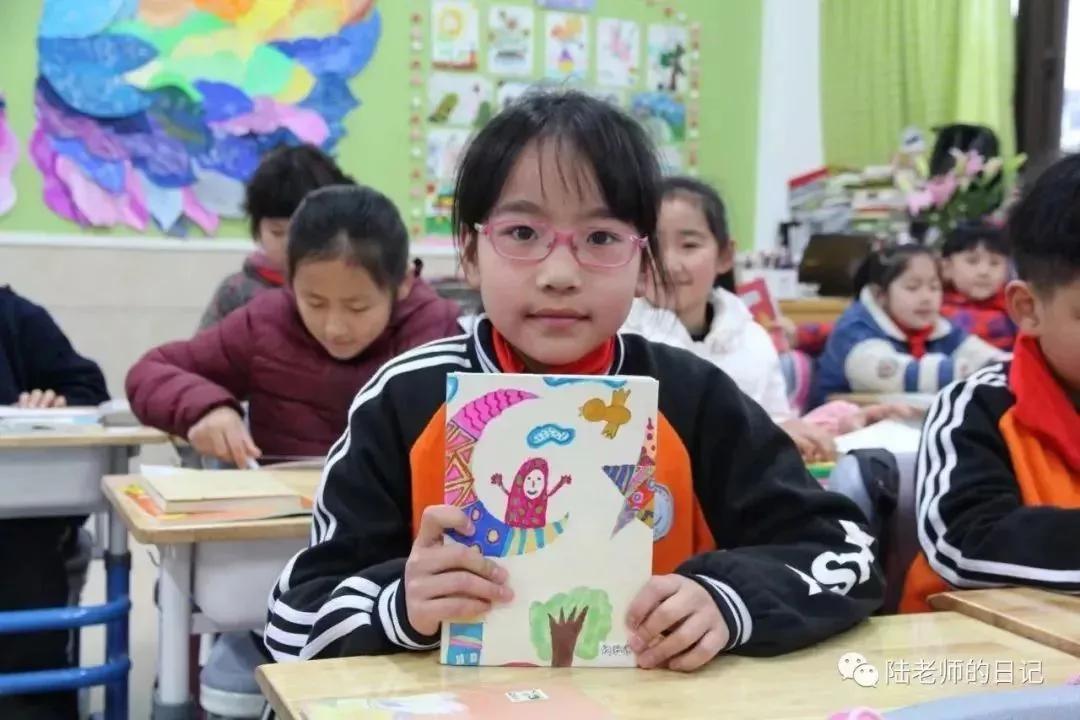 看了小学生晒的书皮 妈妈吐槽:受到了10000点伤害