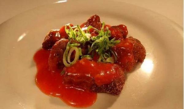 他在发臭的河钓到一只“110公分超巨大土虱” 带回饭店做成料理后 “悲剧”发生了!