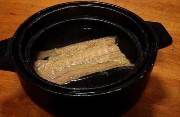 他在发臭的河钓到一只“110公分超巨大土虱” 带回饭店做成料理后 “悲剧”发生了!
