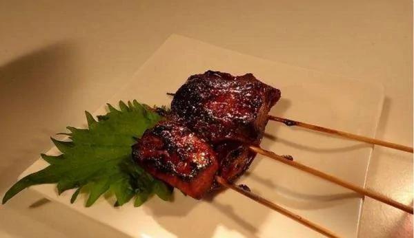 他在发臭的河钓到一只“110公分超巨大土虱” 带回饭店做成料理后 “悲剧”发生了!