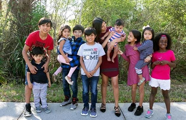 美国家庭一次收养9个孩子 确保兄弟姐妹不分离!
