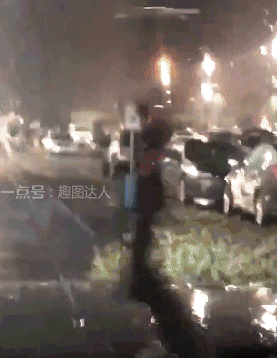 美国一母亲把孩子举起来挡雨 网友:同一个世界 同一个亲妈