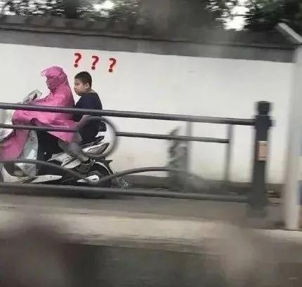 美国一母亲把孩子举起来挡雨 网友:同一个世界 同一个亲妈