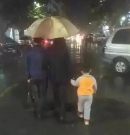 美国一母亲把孩子举起来挡雨 网友:同一个世界 同一个亲妈