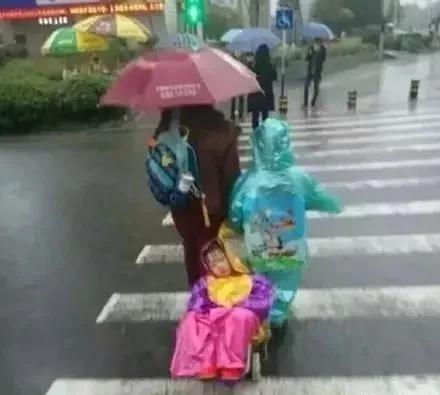 美国一母亲把孩子举起来挡雨 网友:同一个世界 同一个亲妈