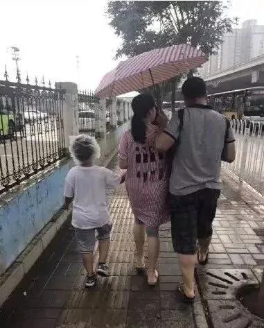 美国一母亲把孩子举起来挡雨 网友:同一个世界 同一个亲妈