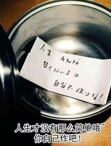 美国一母亲把孩子举起来挡雨 网友:同一个世界 同一个亲妈