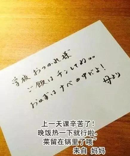 美国一母亲把孩子举起来挡雨 网友:同一个世界 同一个亲妈