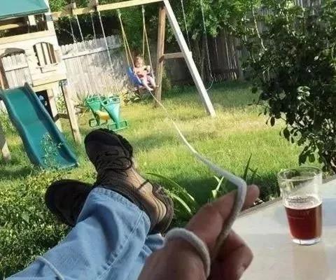 美国一母亲把孩子举起来挡雨 网友:同一个世界 同一个亲妈