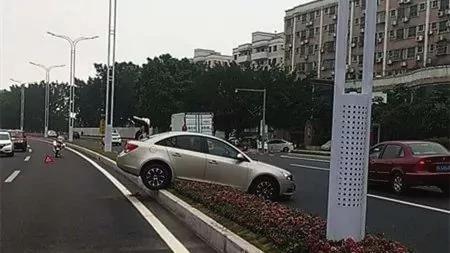 男子开车加油 车子竟神秘消失!吓坏加油站员工