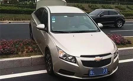 男子开车加油 车子竟神秘消失!吓坏加油站员工