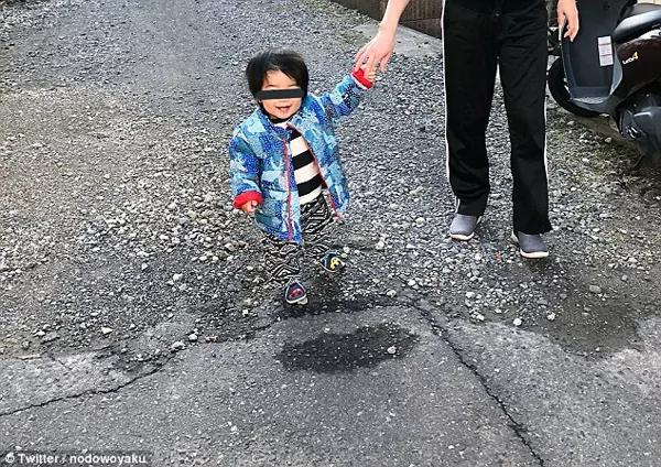 日本幼童“悬浮”空中,引网友关注!