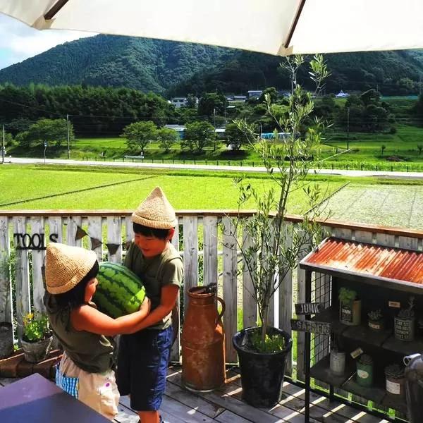 乡下妈妈晒娃不露脸不拼颜值引众人围观