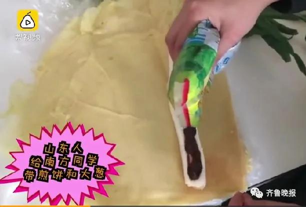 山东女生返校带煎饼大葱同学被呛哭:流着泪也要咽下
