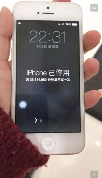 手机放在孩子手里一天 晚上变成了“传家宝” 妈妈崩溃 网友坏笑:留给你孙子用吧