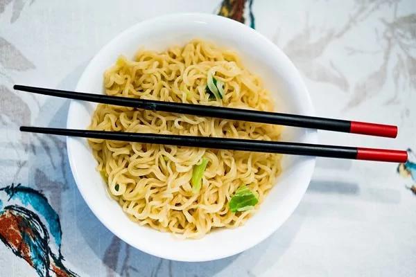 你很爱吃「泡面」吗?美国医生拍摄泡面在体内的「消化过程」,网友看后直呼:「不敢吃了!」