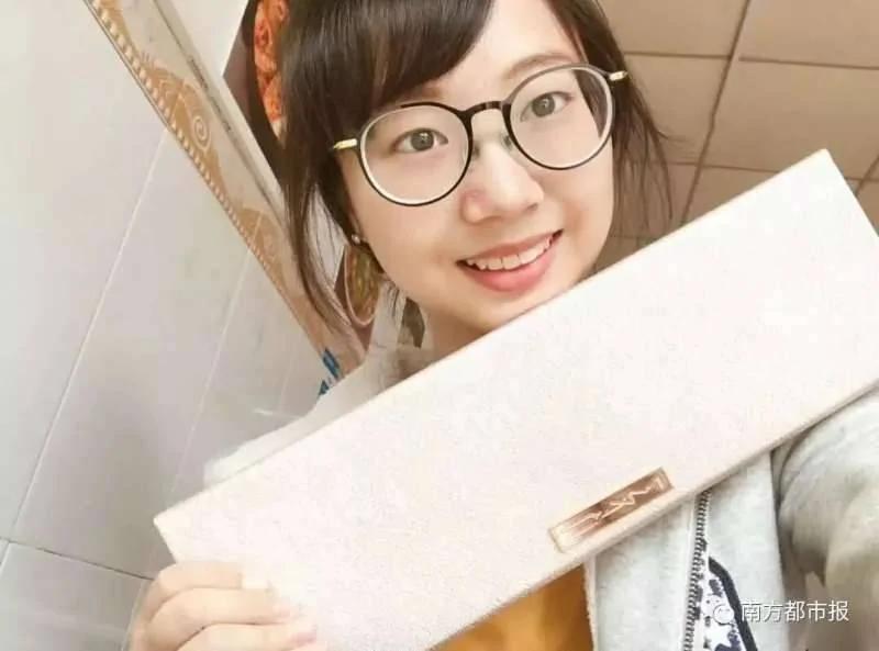 全班男生送唯一女生“整盒口红” 班花羞回:我有男友了!