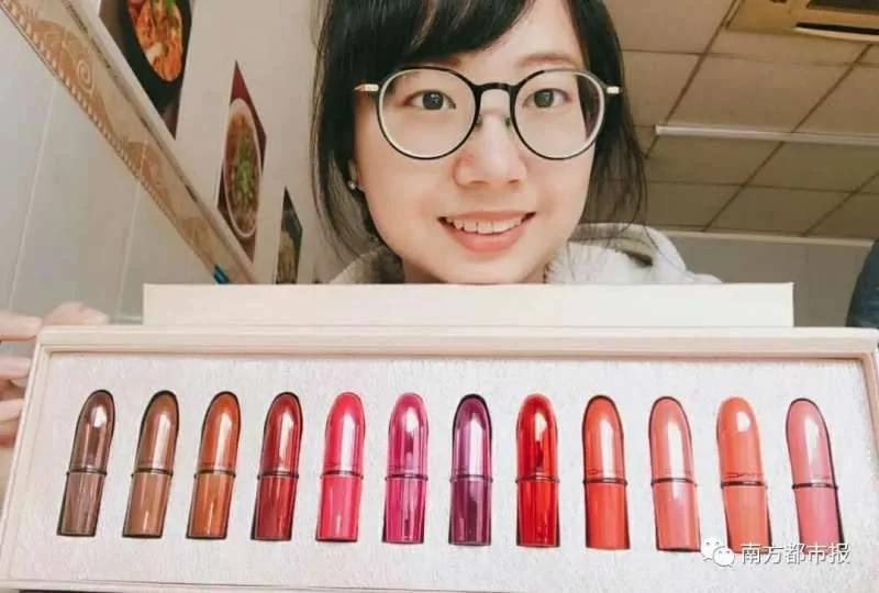 全班男生送唯一女生“整盒口红” 班花羞回:我有男友了!