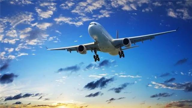 87名乘客历经史上最恐怖航程 窗外竟挂着一个人 最让人意外的是那个人的身份