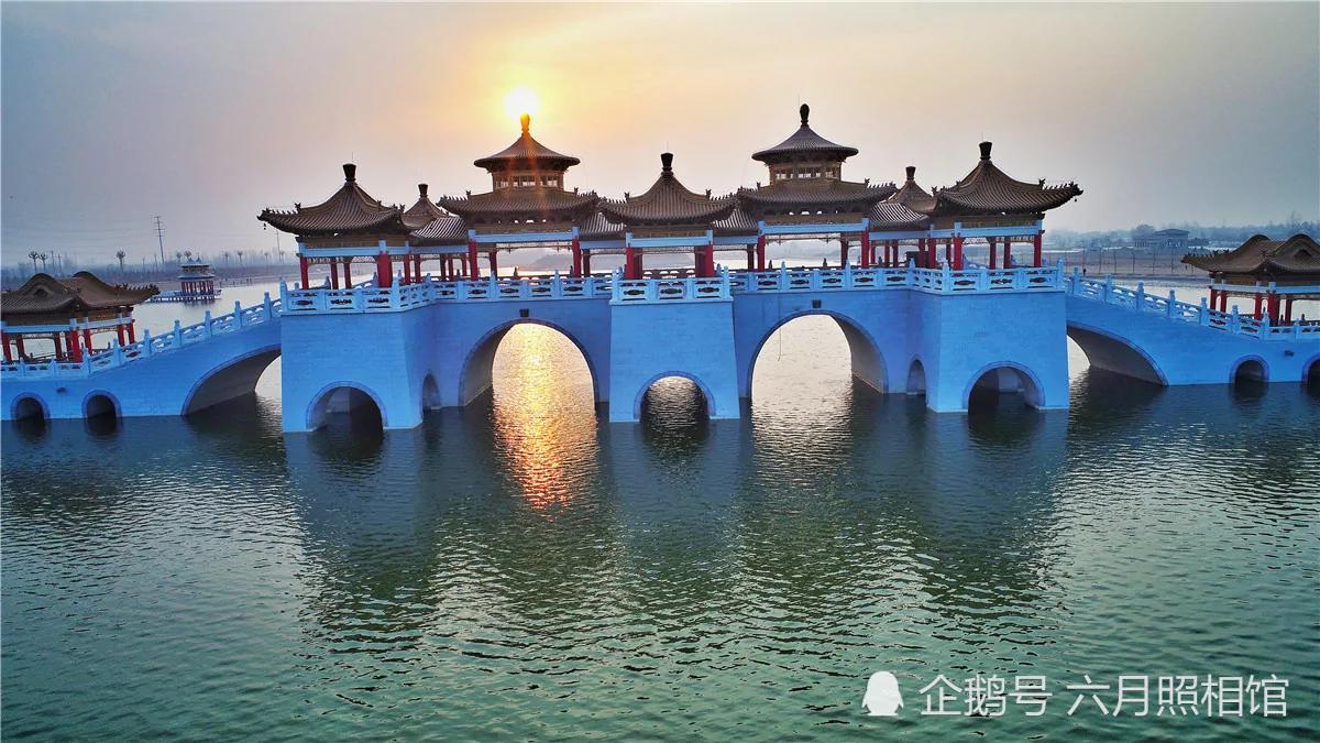 沙漠中挖出库容量118万立方米人工湖 俯瞰像个“王”字!