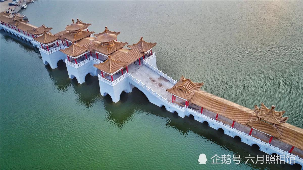 沙漠中挖出库容量118万立方米人工湖 俯瞰像个“王”字!